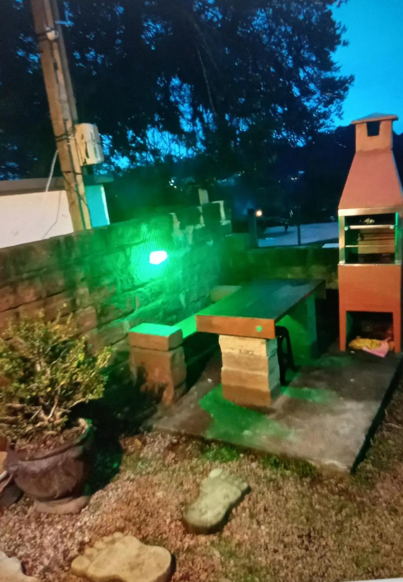 Pequena Pousada Pernottare Estacionamento Frente E Lado Publico Privado Gramado Exterior foto