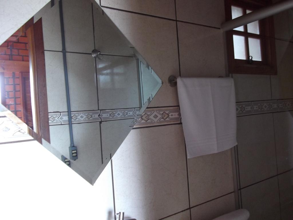 Pequena Pousada Pernottare Estacionamento Frente E Lado Publico Privado Gramado Quarto foto